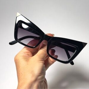 Chic Black Cat-Eye Sunglasses